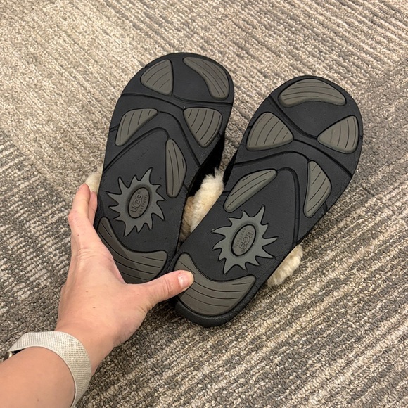 UGG Black Slippers with Tan Fur Lining - Picture 2 of 3